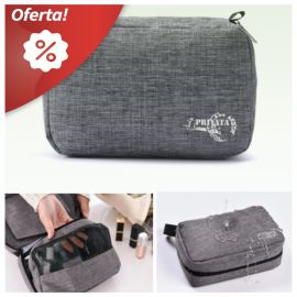 El neceser de viaje de la marca Privata, es perfecto para llevar tus pertenencias con seguridad y protección en los viajes. Cuenta con una percha para colgarlo cómodamente, compartimentos internos y un revestimiento impermeable para mantener tus cosas sec